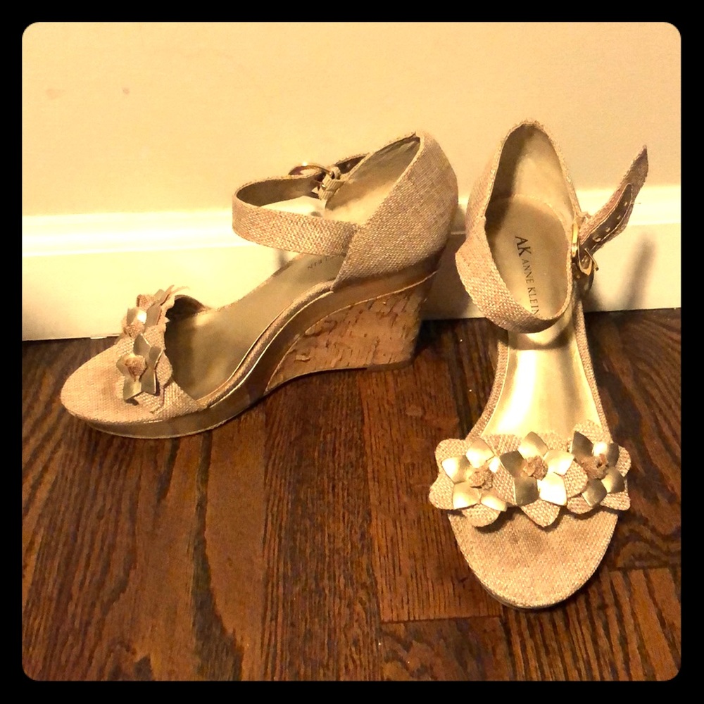 Anne Klein Size 8 Beige Platform Sandals